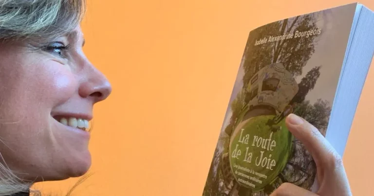 Sacheen Sierro avec le livre "Route de la Joie" pour une mission de bénévolat en marketing