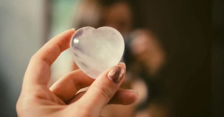 Photo d'une pierre en forme de coeur pour illustrer les trois dimensions du consommateur dans un accompagnement business par Sacheen Sierro, consultante marketing et stratège marketing pour entreprises, TPE, PME, entrepreneurs et indépendants