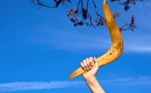 Image d'un boomerang qui illustre les risques de l'effet boomerang en marketing