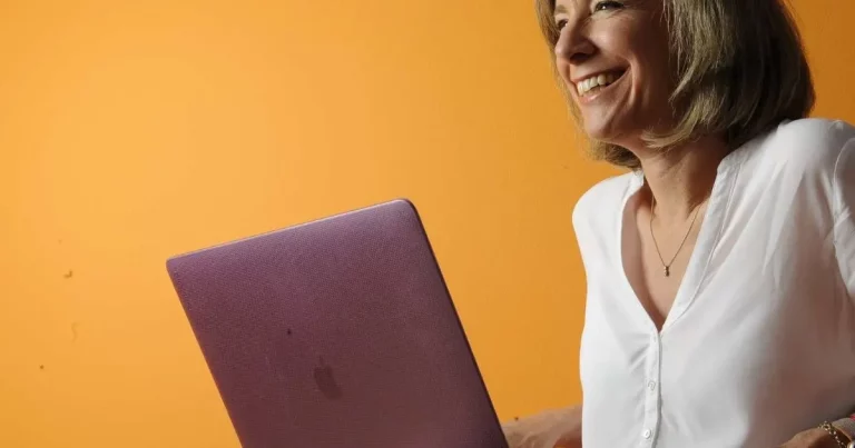 Sacheen Sierro consultante marketing avec son ordinateur portable