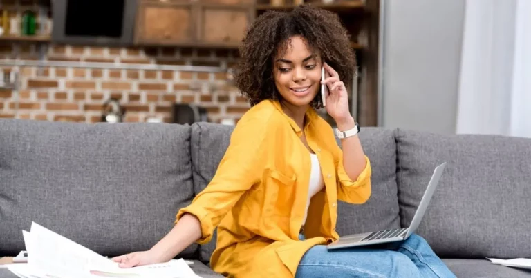 Image d'une femme au téléphone pour illustrer la gamme d'une société de coaching RH