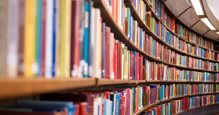 Image d'une bibliothèque pour illustrer l'importance d'une gamme de produits complète