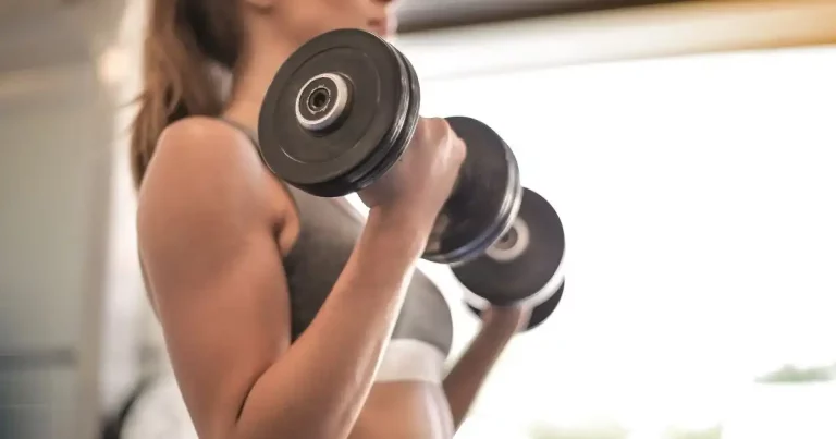 Femme soulevant des poids dans une salle de sport