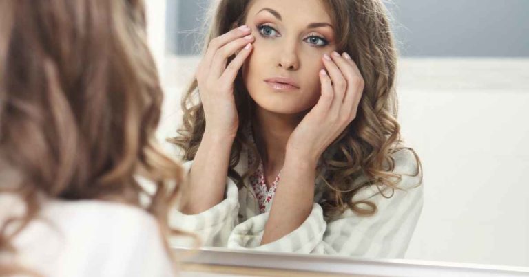 Femme qui observe son reflet pour illustrer l'importance de trouver les bons mots clés pour comprendre sa cible dans un accompagnement business par Sacheen Sierro, consultante marketing et stratège marketing pour entreprises, TPE, PME, entrepreneurs et indépendants