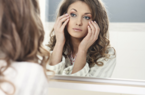 Photo qui montre une femme se regardant au miroir