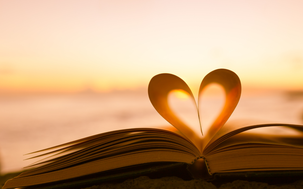 Leçon n°20 et si finalement tout était une question d'amour ? Ces deux pages d'un livre qui forme un coeur, n'est-ce pas une belle représentation de cette leçon?