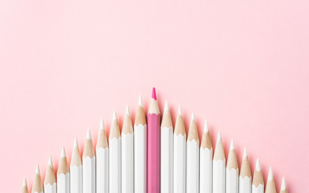 En référence à la leçon 3 de Sacheen ; il y a autant de marketing que de marketeurs. Un crayon rose qui de démarque par sa couleur parmi tous les autres crayons blancs. 