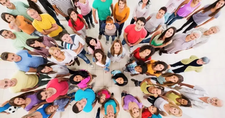 Image d'une foule de personnes qui illustre l'importance de comprendre le consommateur