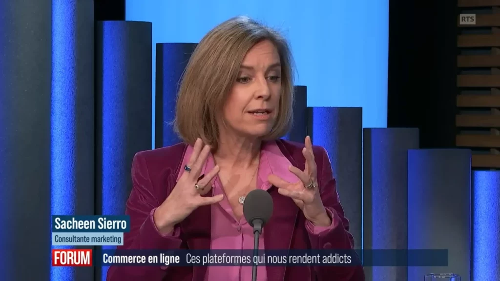 Image de l'interview de Sacheen Sierro sur le plateau de la RTS  en Suisse, pour décortiquer le marketing des plateformes de vente en ligne