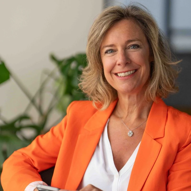 Photo de Sacheen Sierro, consultante en stratégie marketing, qui propose des offres et actions marketing concrètes