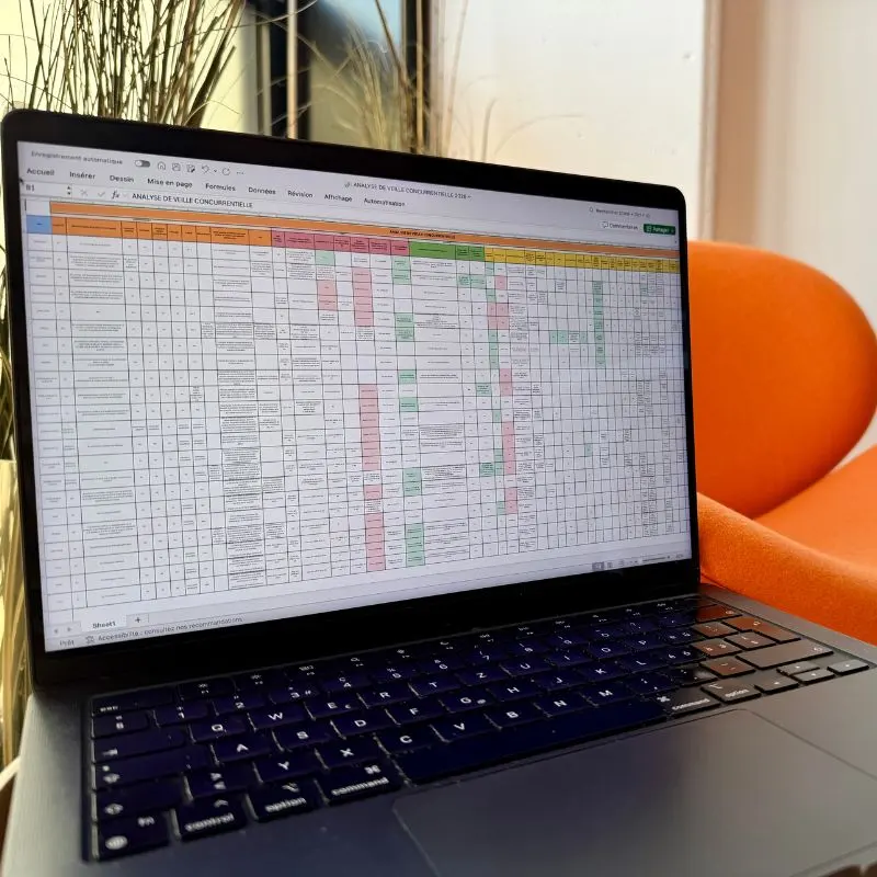 Photo d'un ordinateur ouvert sur un tableau de veille concurrentielle