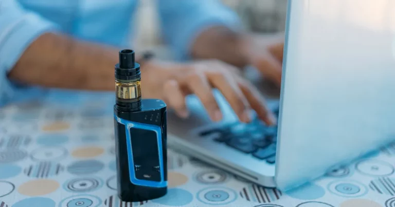 photo e-cigarette et ordinateur pour illustrer l'analyse des concurrents de e-cigarette