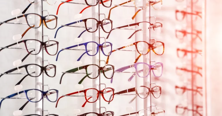 photos d'une rangée de présentoir rempli de lunettes de vue pour l'étude de cas sur les mots-clés d'une association sur la vue