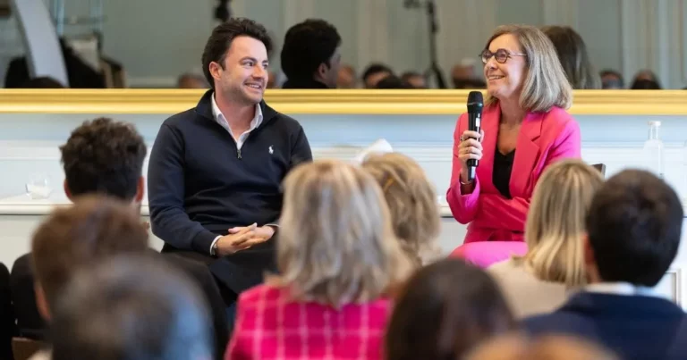 Sacheen Sierro lors d'une conférence sur l'attractivité de la suisse pour le marketing