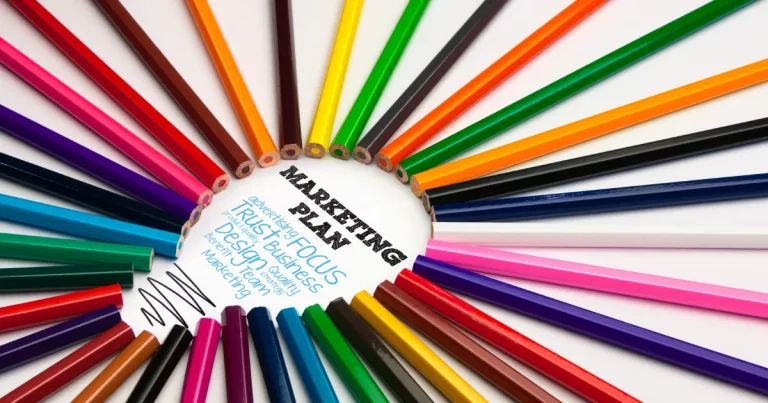 photos de crayons entourant le mot plan marketing