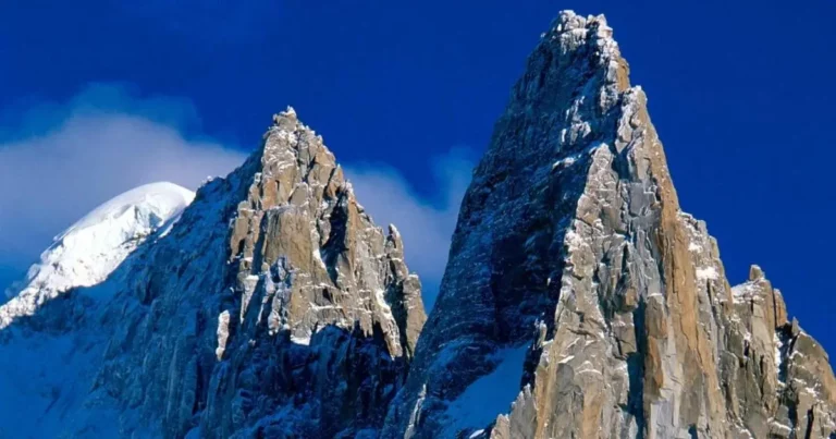 Montagne avec pics et creux pour symboliser les irrégularités du chiffre d'affaires d'une entreprise