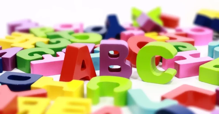 Lettres de l'alphabet colorées pour illustrer le lexique marketing